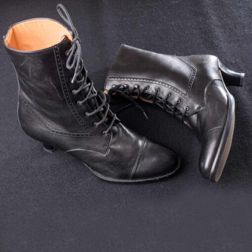 Grace knappestøvler med svart bakgrunn