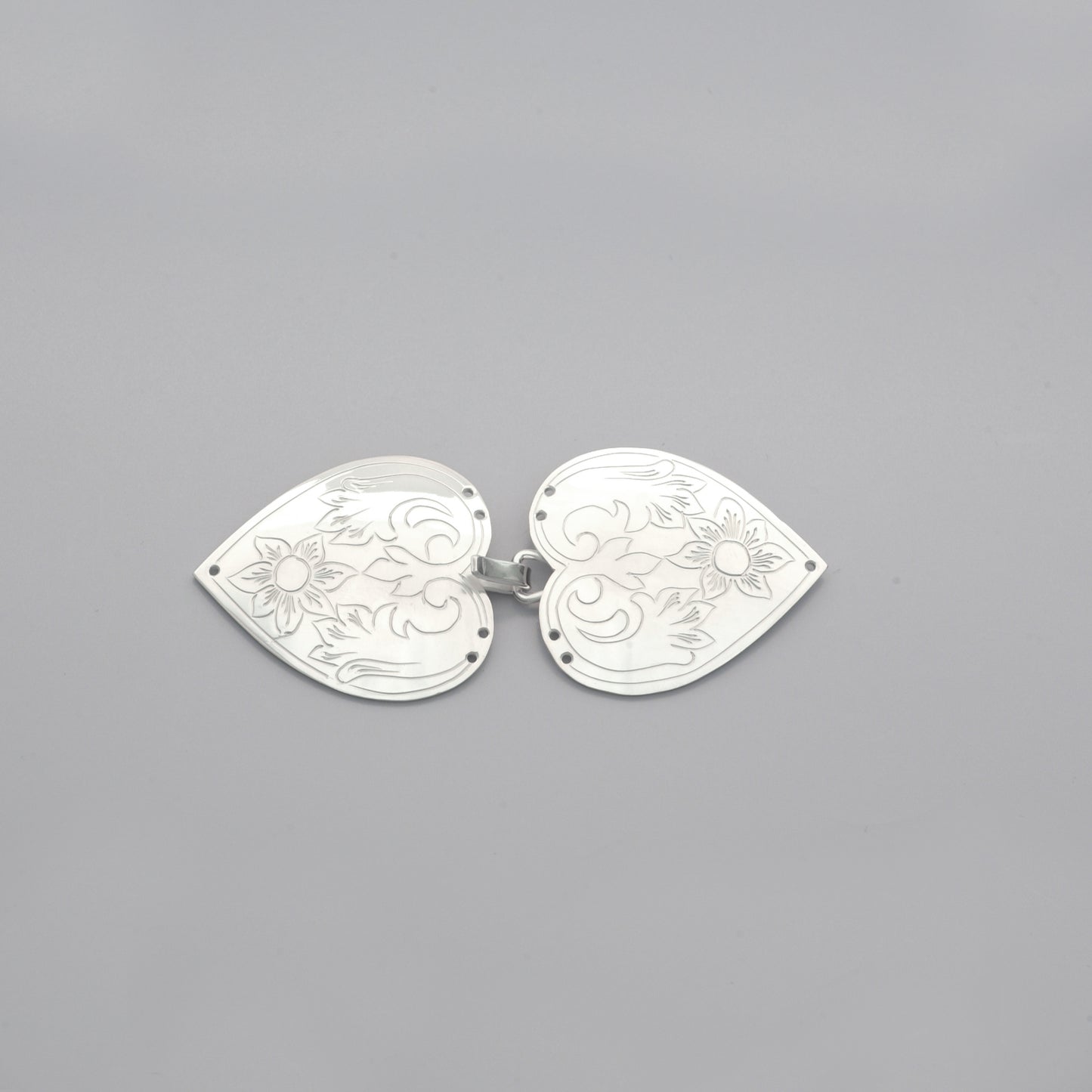 Håndgravert sølvspenne - Hasla