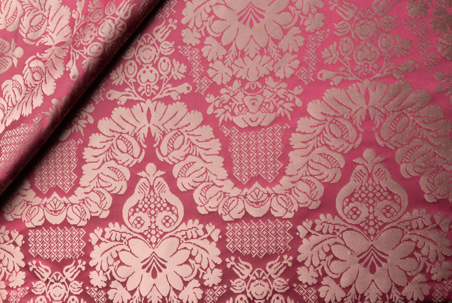 100% silkestoff med rosa bakgrunn og osa-hvit motiv