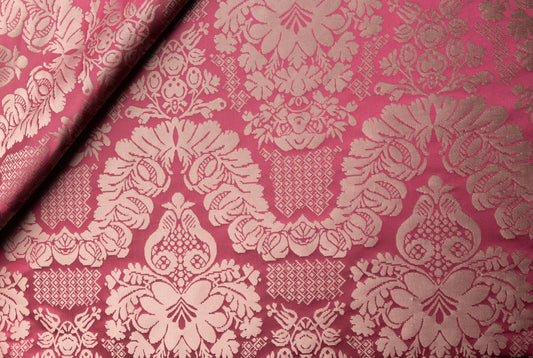 100% silkestoff med rosa bakgrunn og osa-hvit motiv