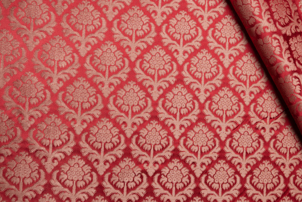 Rødt stoff med gyllent mønster