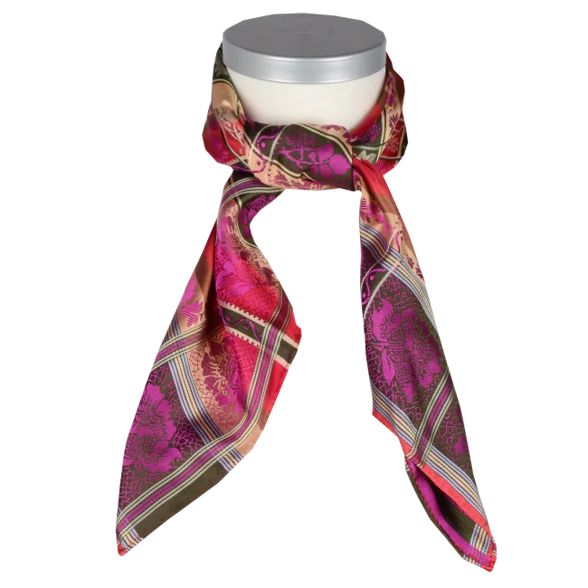 Skjerfet knyttet. Det går i rosa-lilla, røde, beige og grønne toner.