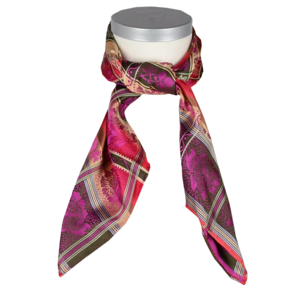 Skjerfet knyttet. Det går i rosa-lilla, røde, beige og grønne toner.