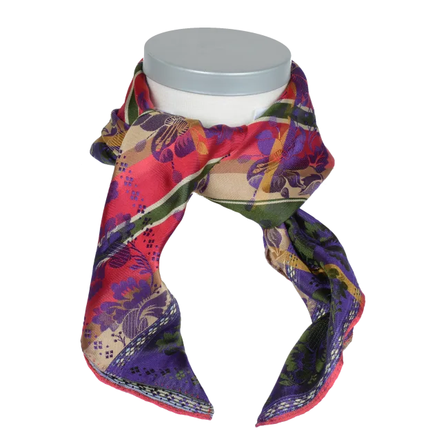 Silkeskjerfet løst knytter. Det går i blå-lilla, grønne, røde og beige toner