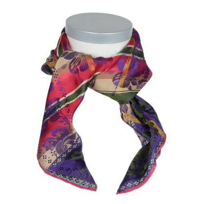 Silkeskjerfet løst knytter. Det går i blå-lilla, grønne, røde og beige toner