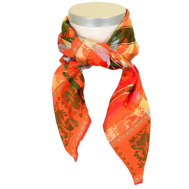 Skjerfet er løst knytter. I orange, grønne, røde og beige toner