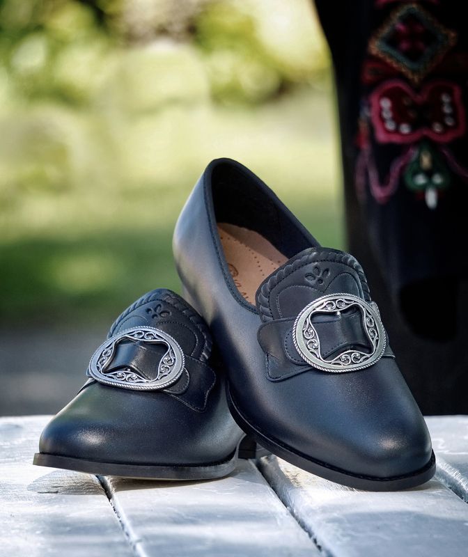 Ett par gerd-sko, skrått oppå hverandre. 