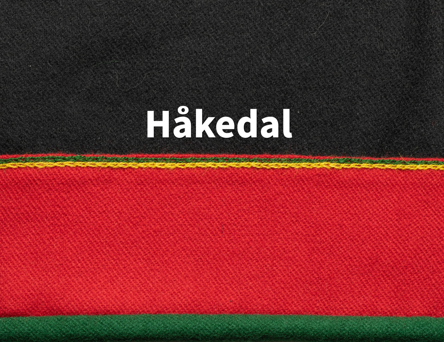 Grønn rullekant med rødt over. Øverst er det brodert to linjer med kjedesting i grønt og gult.