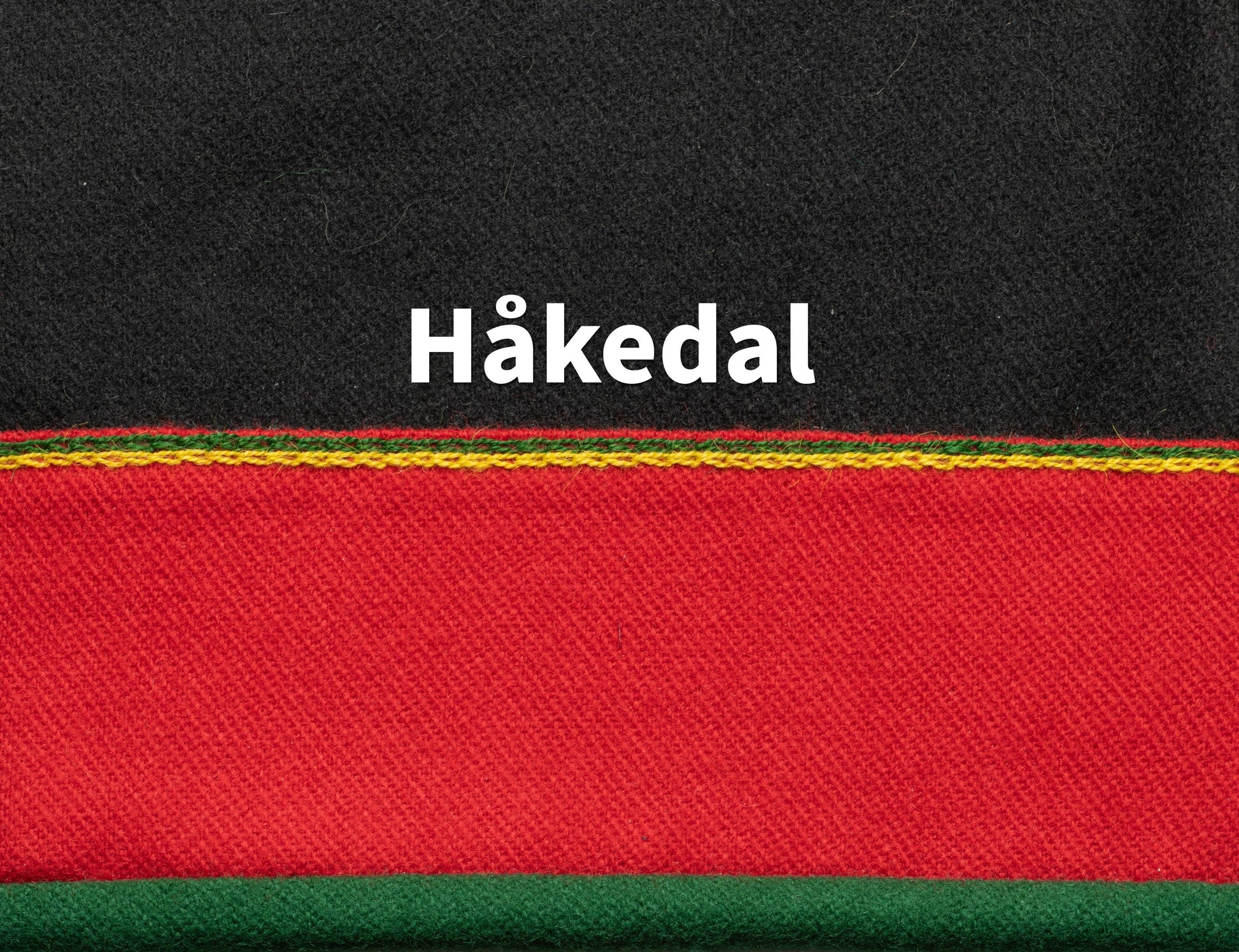 Grønn rullekant med rødt over. Øverst er det brodert to linjer med kjedesting i grønt og gult.