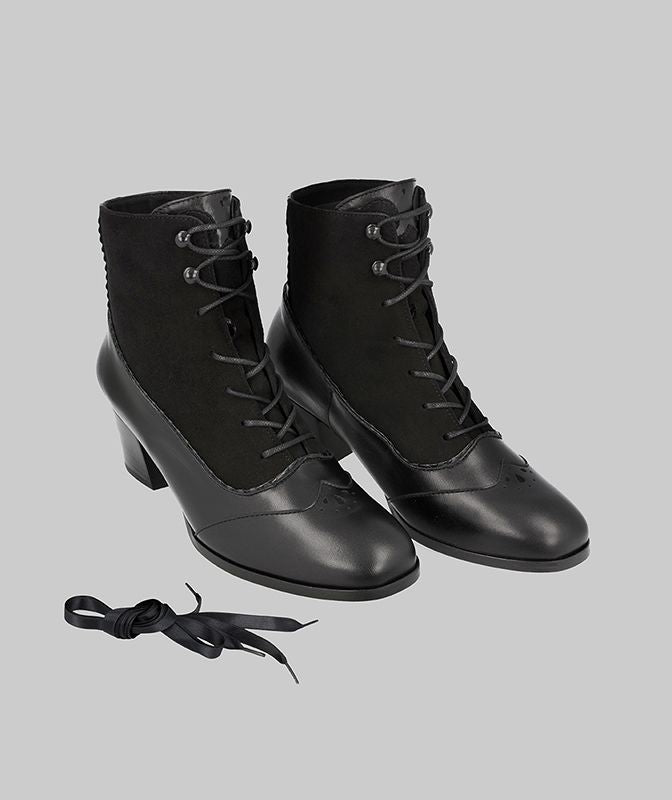 Klara-knappestøvler med et par satengvevde skolisser foran.