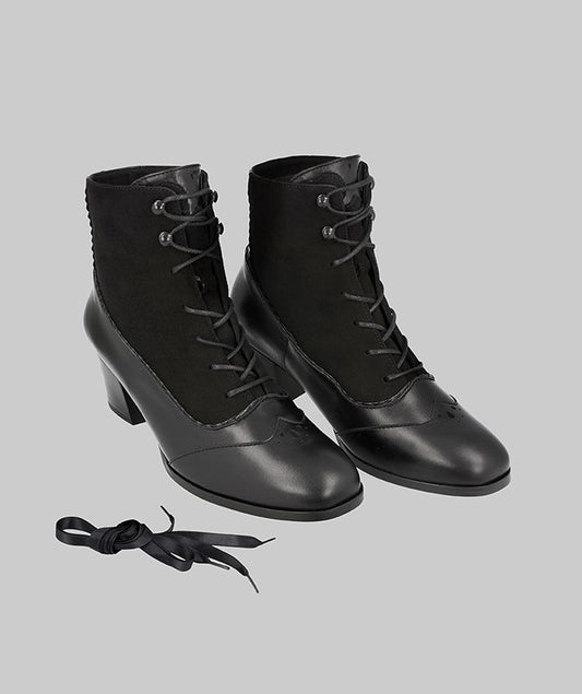 Klara-knappestøvler med et par satengvevde skolisser foran.