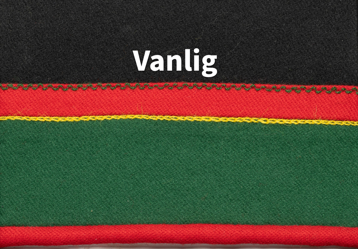 Vanlig stakkekant. Rullekant i rødt nederst, Grønt i midten og rødt igjen på toppen. Øverst på det grønne er det brodert kjedesting i gult. Og øverst på det røde, er det bølger av grønn brodering