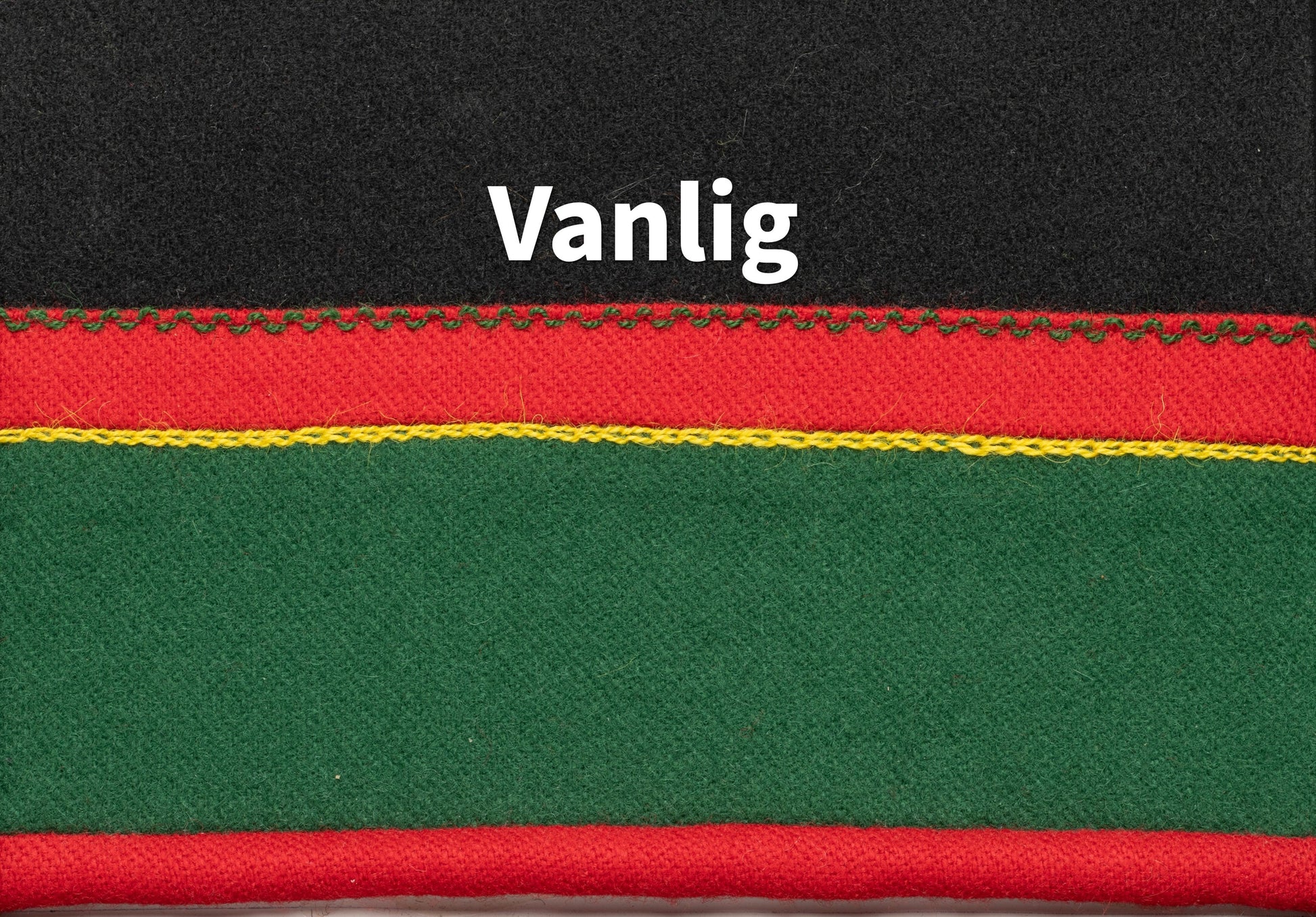 Vanlig stakkekant. Rullekant i rødt nederst, Grønt i midten og rødt igjen på toppen. Øverst på det grønne er det brodert kjedesting i gult. Og øverst på det røde, er det bølger av grønn brodering