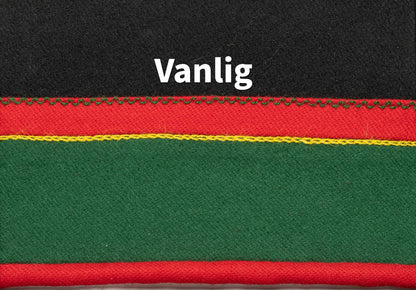 Vanlig stakkekant. Rullekant i rødt nederst, Grønt i midten og rødt igjen på toppen. Øverst på det grønne er det brodert kjedesting i gult. Og øverst på det røde, er det bølger av grønn brodering