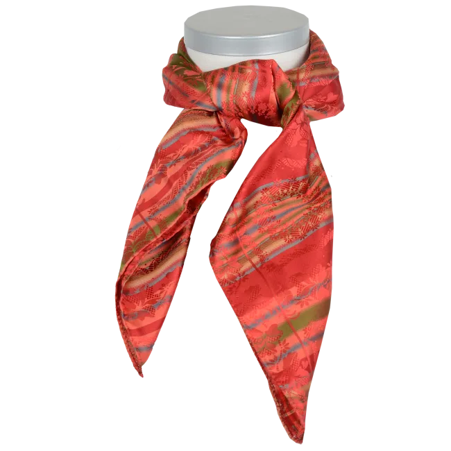 Silkeskjerf løst knyttet. Med orange, blå, grønne og røde toner