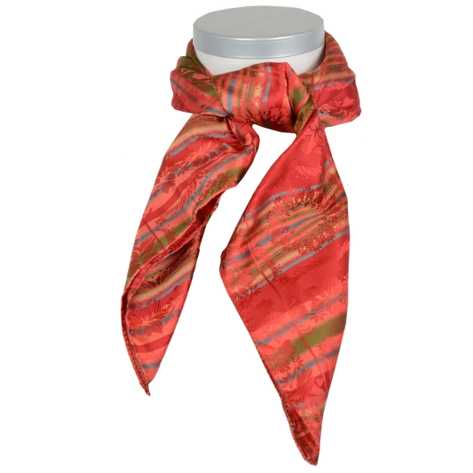 Silkeskjerf løst knyttet. Med orange, blå, grønne og røde toner